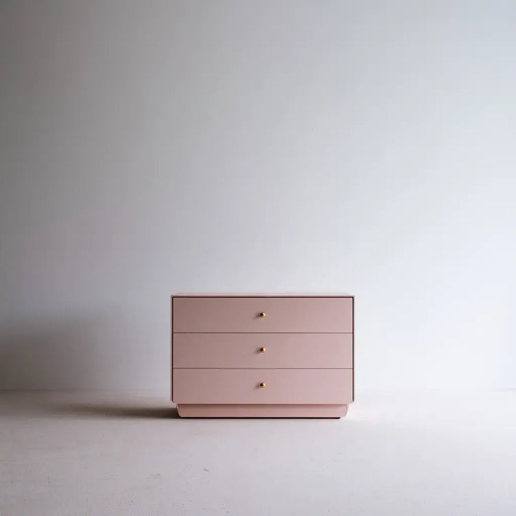 Cómoda con tres cajones de líneas rectas - rosa